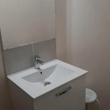 Joli Appt 2 Et Avec Parking Dans Ombragee Et Calme 5mns Et Commerces 아파트